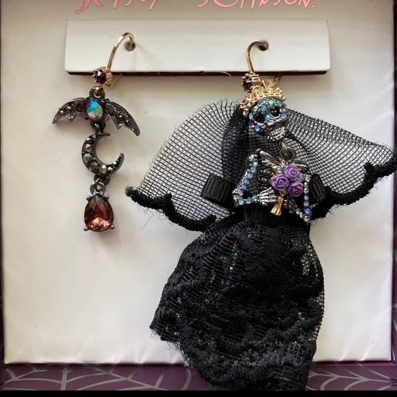 New Betsey Johnson Skeleton Bride Mismatch Earrings - Picture 5 of 12